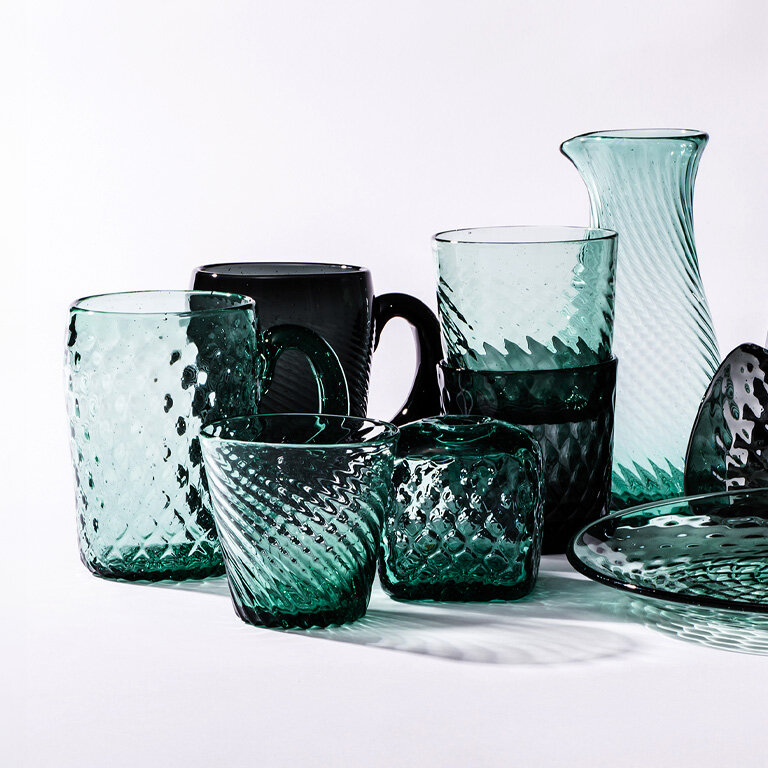 役目を終えた窓ガラスが、暮らしを彩る器に—madoが映す再生の物語