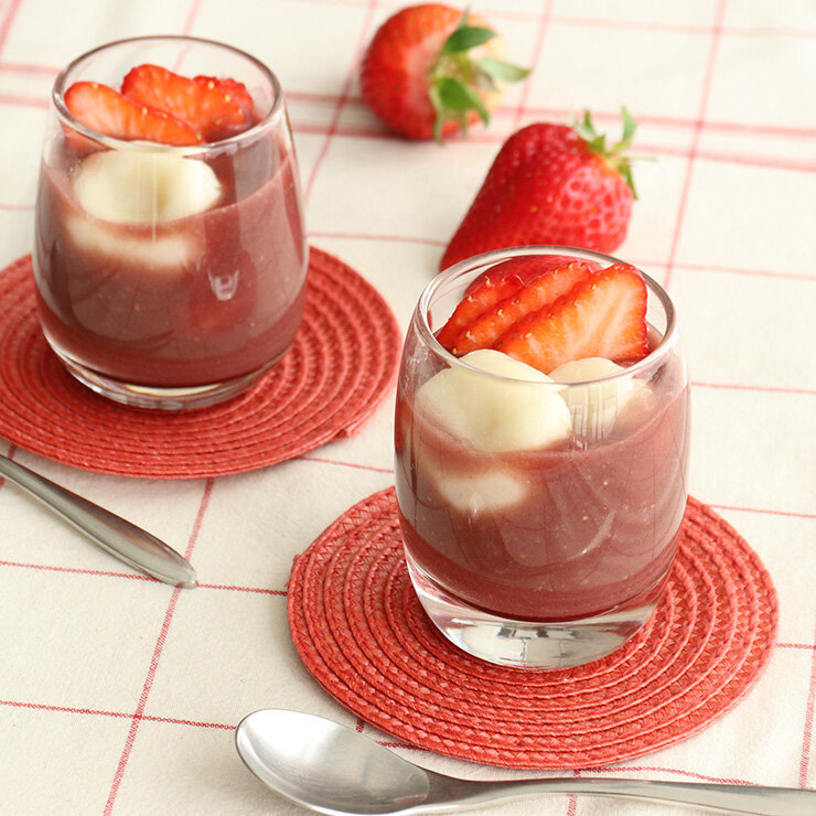 いちご餡と白玉の冷たいおしるこ