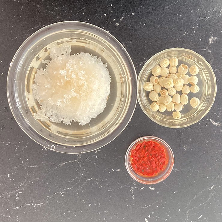 蓮の実は水に浸けます(15分～)。水気を切り、芯があれば取り除きます。 クコの実は水で戻します。