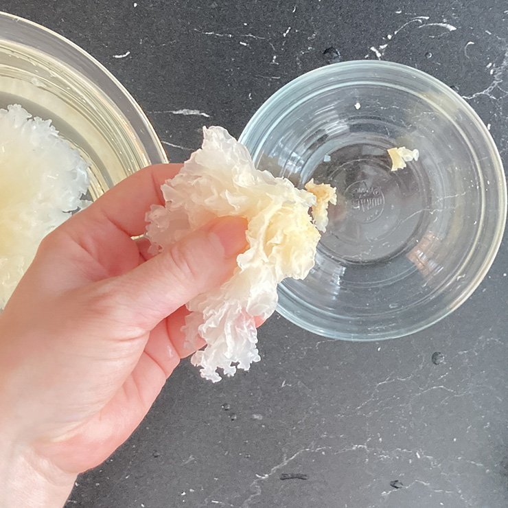 白キクラゲは水で戻し(15分～)、水気を切って硬い石づきを取り除きます。