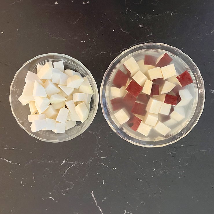 サツマイモは洗って皮付きのまま1.5～2㎝角に切り、水にさらします。