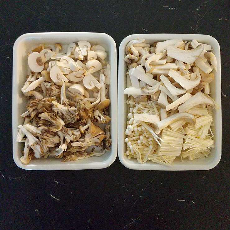 キノコ類は食べやすい大きさに切るかほぐします。