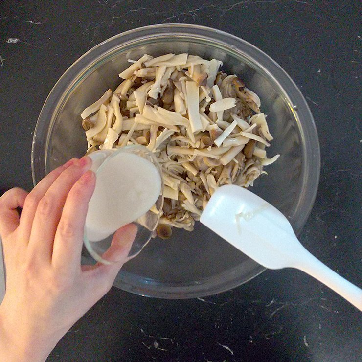 2の水気が切れて冷めたらボウルに入れ、塩麹と混ぜ合わせます。