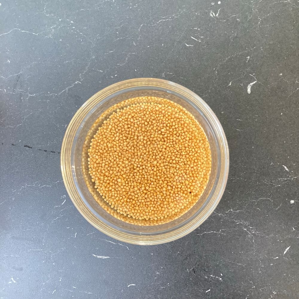 イエローマスタードシードはかぶるくらいの水につけて冷蔵庫で1晩戻します。