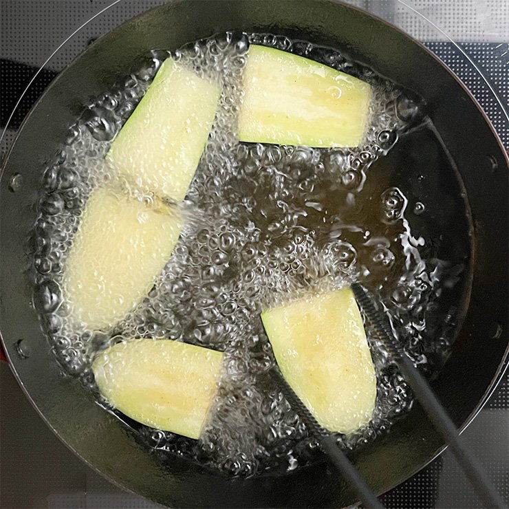 揚げ鍋に米油を170℃に熱し、1を揚げます。揚げ上がったら熱湯をかけ、油抜きをします。