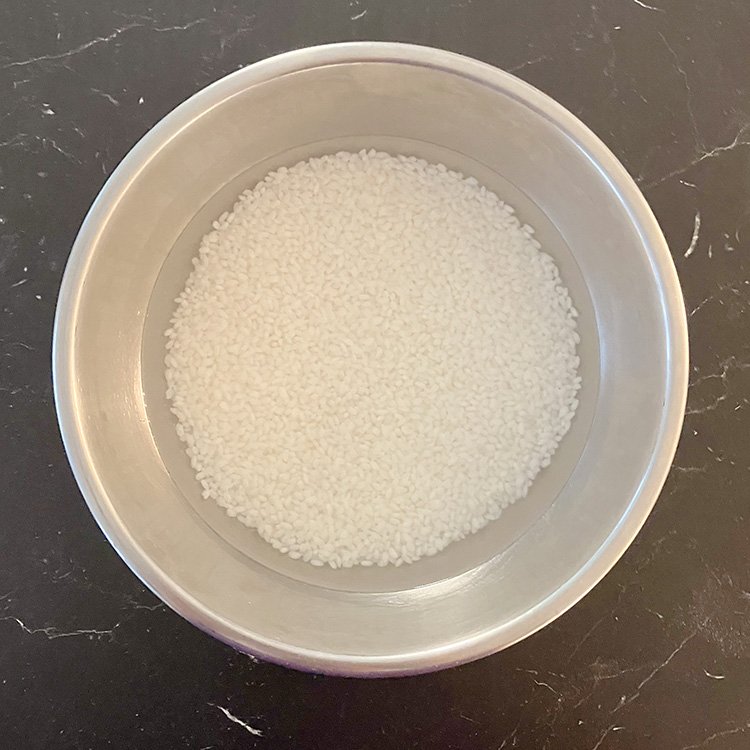 米は洗ってザルに上げて水気を切り、分量の水に浸水します。(30分～)