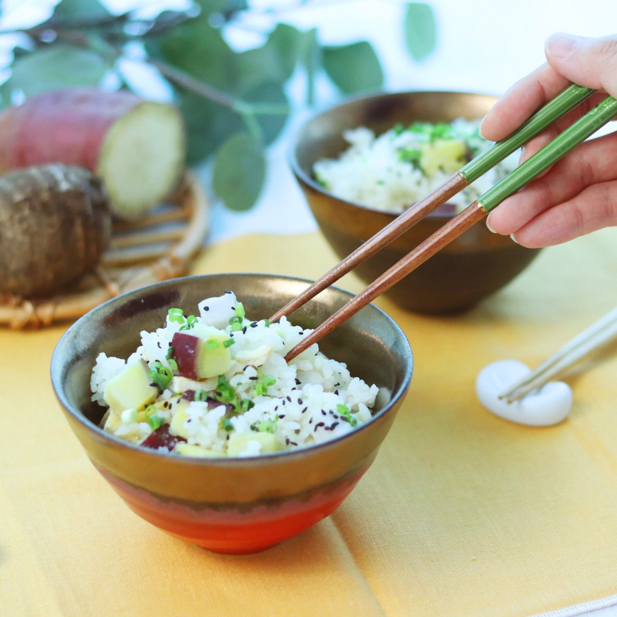 ゴマと青ネギを散らしたら、できあがり！2種のお芋で秋を感じる炊き込みご飯です。