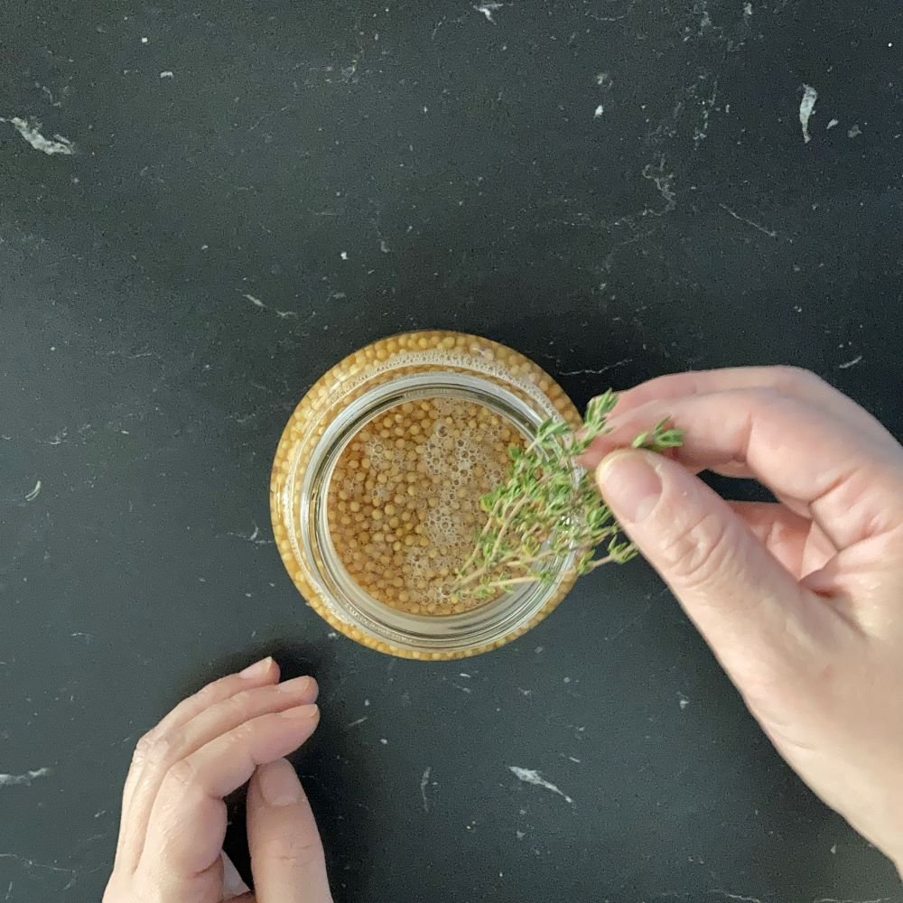 瓶に移し、ハーブを加え冷まします。