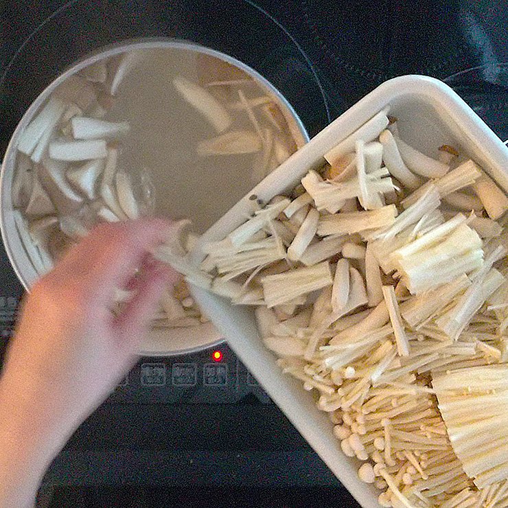 鍋にたっぷりの湯を沸かし、1を茹でます。