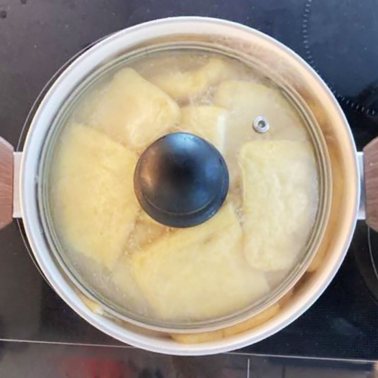 油抜きをします。鍋に湯を沸かし(強火)、1を入れて落としぶたをし5分間茹でます。