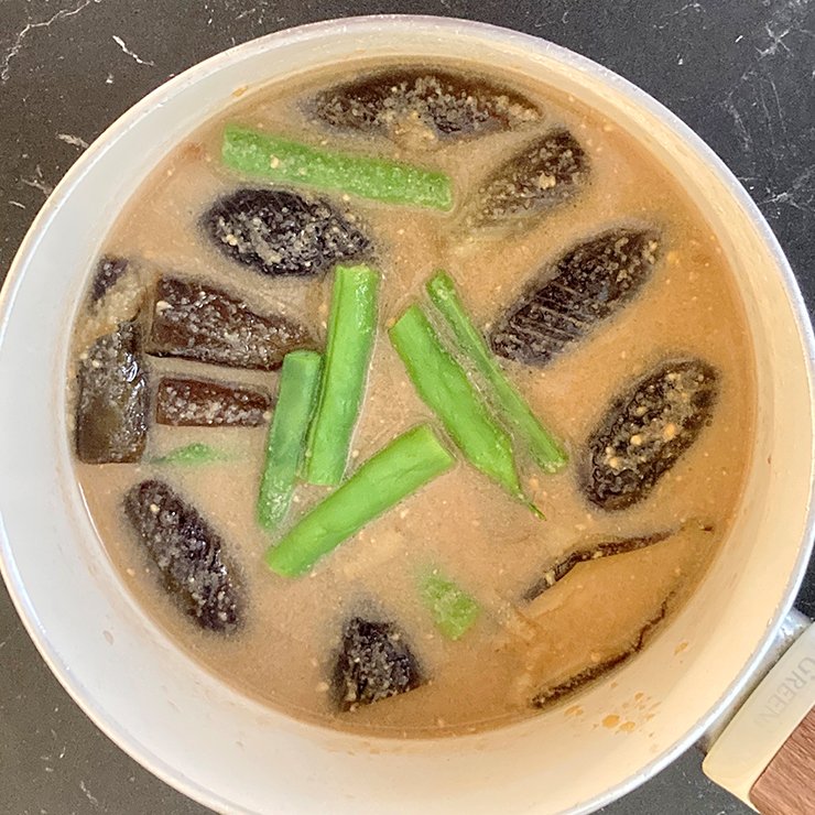 茹でて4ｃｍ長さに切ったいんげんを加えます。