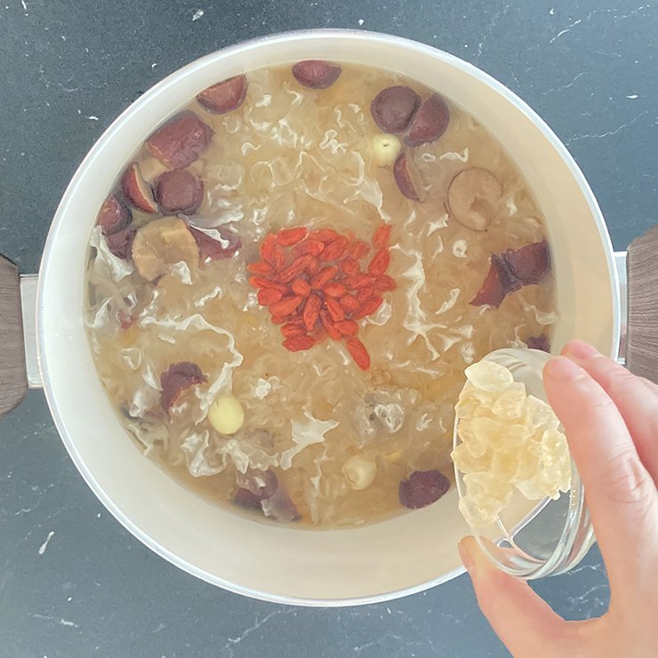 甜菜糖と水気を切ったクコの実を入れてさらに5分程煮ます。 （炊飯器の場合、残り時間5分で入れましょう）。