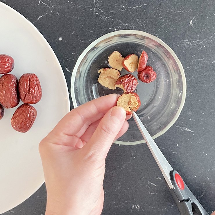 ナツメは切って種を取り除きます。