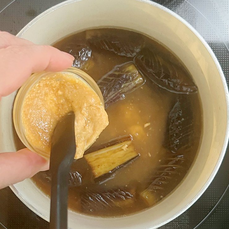 3にピーナッツバターと白味噌を加えて溶かし、水溶き片栗粉でとろみを付けます。